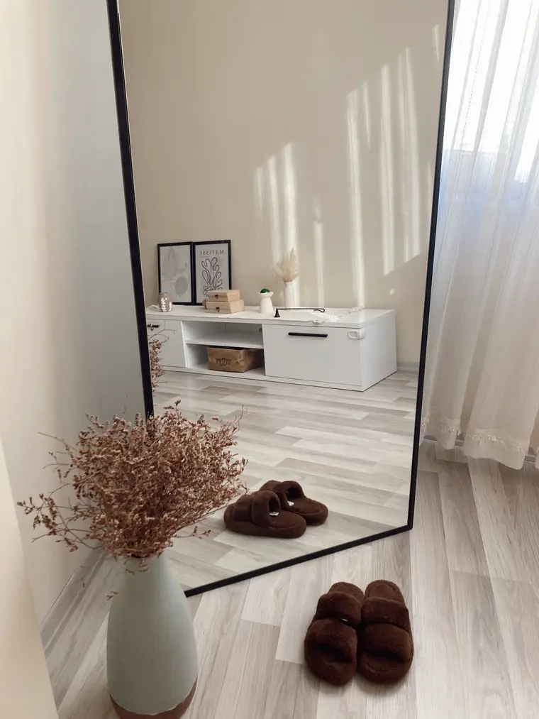 Minimalist luxury vinyl plank flooring